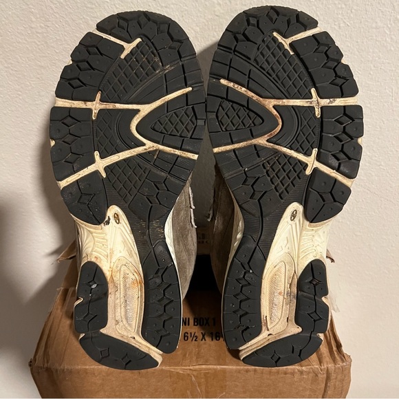 New Balance 2002r Olive Brown size 7 - Picture 6 of 7